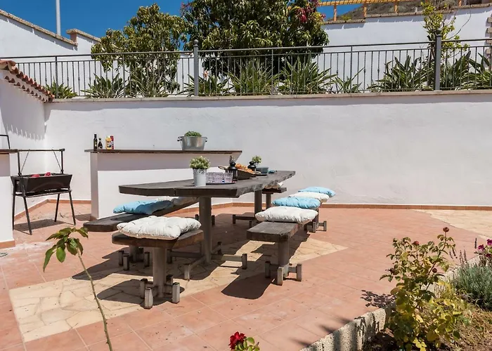 1 CHARMING VILLA Private Garden Pool, Bbq!